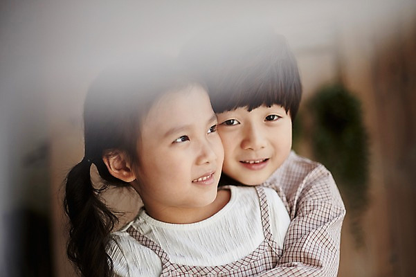 포토 JPG 여자 남자 어린이라이프 어린이 포옹 실내 서기 미소 상반신 두명 앞모습 귀여움 한국인 짝꿍 어린이만 국내포토 라이프스타일 뷰포인트 컨셉 안기 모션 표정 사람 동양인 내부 친구 파일형식