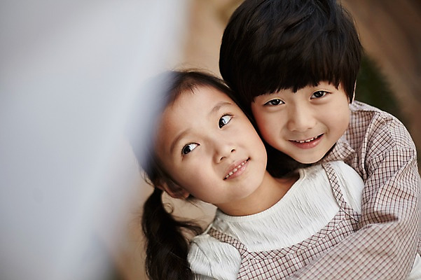 포토 JPG 여자 남자 어린이라이프 어린이 포옹 실내 서기 미소 상반신 두명 앞모습 귀여움 한국인 짝꿍 어린이만 국내포토 라이프스타일 뷰포인트 컨셉 안기 모션 표정 사람 동양인 내부 친구 파일형식