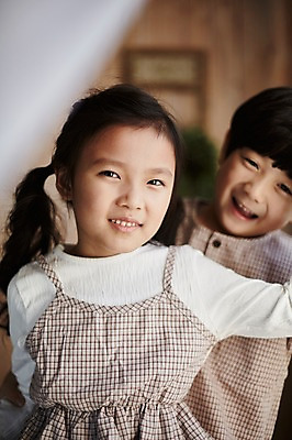 포토 JPG 여자 남자 어린이라이프 어린이 실내 서기 미소 상반신 두명 앞모습 귀여움 한국인 짝꿍 어린이만 국내포토 라이프스타일 뷰포인트 컨셉 모션 표정 사람 동양인 내부 친구 파일형식