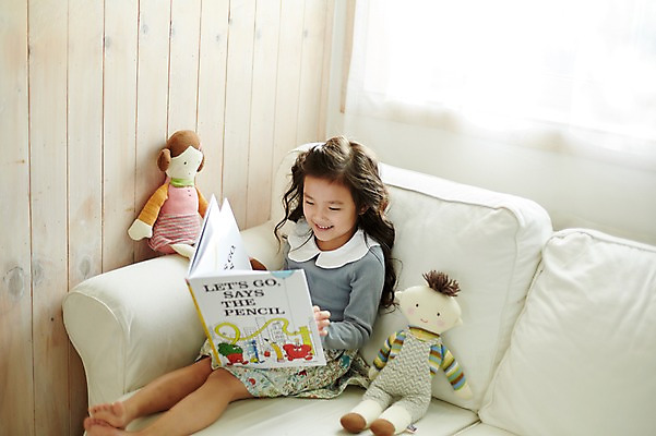 포토 JPG 전신 여자 어린이라이프 어린이 인형 실내 한명 미소 앉기 앞모습 소파 한국인 즐거움 동화책 인형놀이 소녀한명만 국내포토 1 라이프스타일 감정 뷰포인트 의자 모션 놀이 표정 사람 동양인 내부 책 여자한명만 소녀만 파일형식