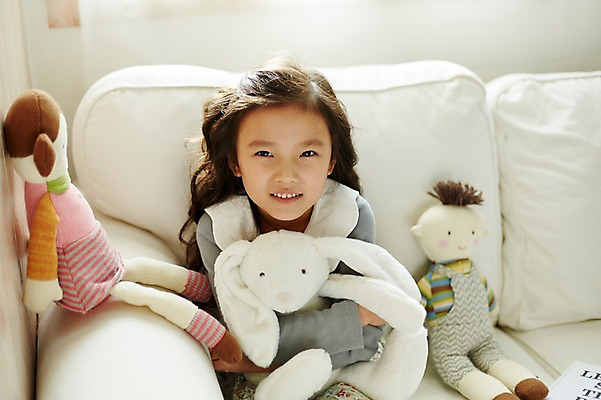 포토 JPG 여자 어린이라이프 어린이 인형 실내 한명 미소 앉기 상반신 앞모습 소파 한국인 즐거움 인형놀이 소녀한명만 국내포토 1 라이프스타일 감정 뷰포인트 의자 모션 놀이 표정 사람 동양인 내부 여자한명만 소녀만 파일형식