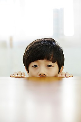 포토 JPG 응시 남자 어린이라이프 어린이 장난 실내 한명 상반신 앞모습 한국인 책상 숨기 소년한명만 국내포토 1 라이프스타일 시선 뷰포인트 가구 모션 사람 동양인 내부 남자한명만 소년만 파일형식
