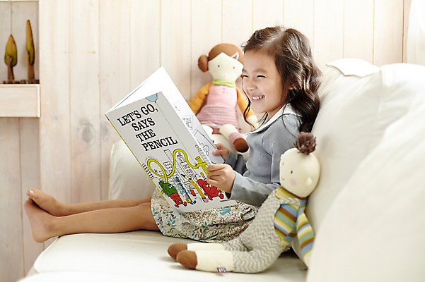 포토 JPG 전신 여자 어린이라이프 어린이 인형 실내 한명 미소 앉기 옆모습 소파 한국인 즐거움 동화책 인형놀이 소녀한명만 국내포토 1 라이프스타일 감정 뷰포인트 의자 모션 놀이 표정 사람 동양인 내부 책 여자한명만 소녀만 파일형식