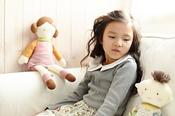 포토 JPG 여자 어린이라이프 어린이 인형 실내 한명 앉기 상반신 옆모습 소파 한국인 즐거움 인형놀이 소녀한명만 국내포토 1 라이프스타일 감정 뷰포인트 의자 모션 놀이 사람 동양인 내부 여자한명만 소녀만 파일형식