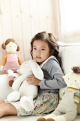 포토 JPG 여자 어린이라이프 어린이 인형 안기 실내 한명 미소 앉기 상반신 옆모습 한국인 즐거움 인형놀이 소녀한명만 국내포토 1 라이프스타일 감정 뷰포인트 모션 놀이 표정 사람 동양인 내부 여자한명만 소녀만 파일형식