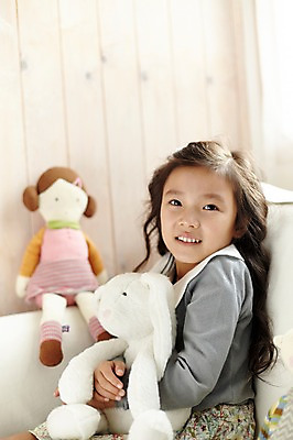 포토 JPG 여자 어린이라이프 어린이 인형 안기 실내 한명 미소 앉기 상반신 옆모습 한국인 즐거움 인형놀이 소녀한명만 국내포토 1 라이프스타일 감정 뷰포인트 모션 놀이 표정 사람 동양인 내부 여자한명만 소녀만 파일형식