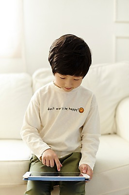 포토 JPG 남자 어린이라이프 어린이 실내 한명 미소 들기 앉기 상반신 앞모습 소파 태블릿 한국인 즐거움 소년한명만 국내포토 1 라이프스타일 감정 뷰포인트 의자 모션 표정 사람 동양인 내부 전자제품 스마트기기 남자한명만 소년만 파일형식