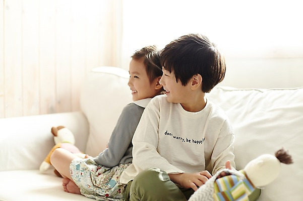 포토 JPG 여자 남자 어린이라이프 어린이 인형 실내 미소 상반신 두명 앞모습 뒷모습 한국인 등맞대기 짝꿍 즐거움 인형놀이 어린이만 국내포토 라이프스타일 감정 뷰포인트 모션 놀이 표정 사람 동양인 내부 친구 파일형식