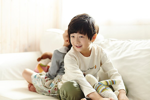 포토 JPG 여자 남자 어린이라이프 어린이 인형 실내 미소 상반신 두명 앞모습 뒷모습 한국인 등맞대기 짝꿍 즐거움 인형놀이 어린이만 국내포토 라이프스타일 감정 뷰포인트 모션 놀이 표정 사람 동양인 내부 친구 파일형식 관계 인종 생활