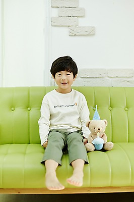 포토 JPG 전신 남자 어린이라이프 어린이 인형 실내 한명 미소 앉기 앞모습 소파 한국인 즐거움 인형놀이 소년한명만 국내포토 1 라이프스타일 감정 뷰포인트 의자 모션 놀이 표정 사람 동양인 내부 남자한명만 소년만 파일형식