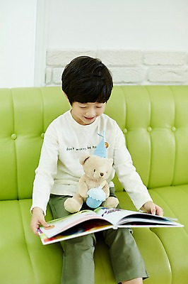 포토 JPG 남자 어린이라이프 어린이 인형 실내 한명 미소 앉기 상반신 앞모습 소파 한국인 즐거움 동화책 인형놀이 소년한명만 국내포토 1 라이프스타일 감정 뷰포인트 의자 모션 놀이 표정 사람 동양인 내부 책 남자한명만 소년만 파일형식