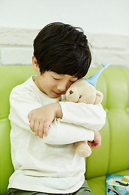 포토 JPG 남자 어린이라이프 어린이 인형 안기 실내 한명 미소 들기 상반신 앞모습 한국인 즐거움 인형놀이 소년한명만 국내포토 1 라이프스타일 감정 뷰포인트 모션 놀이 표정 사람 동양인 내부 남자한명만 소년만 파일형식