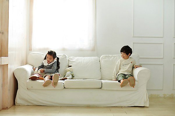 포토 JPG 전신 여자 남자 어린이라이프 어린이 인형 실내 앉기 두명 앞모습 소파 한국인 짝꿍 즐거움 인형놀이 어린이만 국내포토 라이프스타일 감정 뷰포인트 의자 모션 놀이 사람 동양인 내부 친구 파일형식