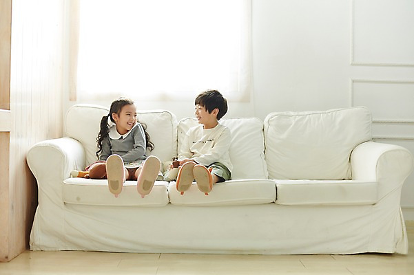 포토 JPG 전신 여자 남자 어린이라이프 어린이 인형 실내 앉기 두명 앞모습 소파 한국인 짝꿍 즐거움 인형놀이 어린이만 국내포토 라이프스타일 감정 뷰포인트 의자 모션 놀이 사람 동양인 내부 친구 파일형식