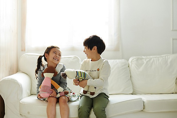 포토 JPG 여자 남자 어린이라이프 어린이 인형 실내 미소 앉기 상반신 두명 앞모습 소파 한국인 짝꿍 즐거움 인형놀이 어린이만 국내포토 라이프스타일 감정 뷰포인트 의자 모션 놀이 표정 사람 동양인 내부 친구 파일형식