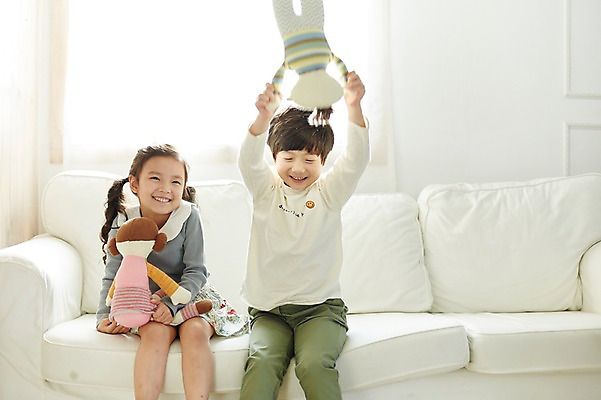 포토 JPG 여자 남자 어린이라이프 어린이 인형 실내 미소 앉기 상반신 두명 앞모습 소파 한국인 짝꿍 즐거움 인형놀이 어린이만 국내포토 라이프스타일 감정 뷰포인트 의자 모션 놀이 표정 사람 동양인 내부 친구 파일형식