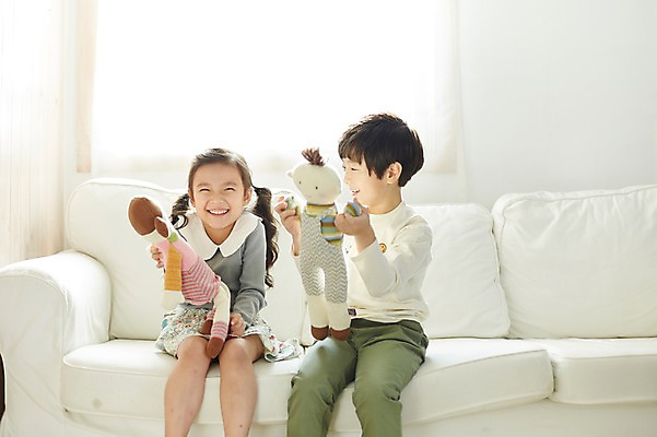 포토 JPG 여자 남자 어린이라이프 어린이 인형 실내 미소 앉기 상반신 두명 앞모습 소파 한국인 짝꿍 즐거움 인형놀이 어린이만 국내포토 라이프스타일 감정 뷰포인트 의자 모션 놀이 표정 사람 동양인 내부 친구 파일형식