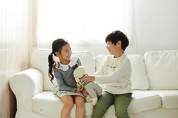 포토 JPG 여자 남자 어린이라이프 어린이 인형 실내 미소 앉기 상반신 두명 앞모습 소파 한국인 짝꿍 즐거움 인형놀이 어린이만 국내포토 라이프스타일 감정 뷰포인트 의자 모션 놀이 표정 사람 동양인 내부 친구 파일형식