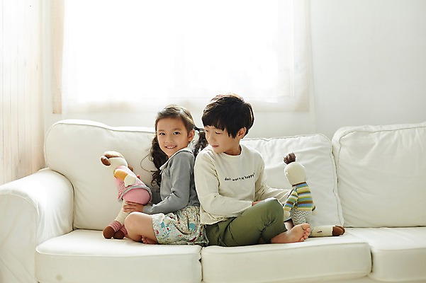 포토 JPG 전신 여자 남자 어린이라이프 어린이 인형 실내 미소 앉기 두명 옆모습 소파 한국인 등맞대기 짝꿍 즐거움 인형놀이 어린이만 국내포토 라이프스타일 감정 뷰포인트 의자 모션 놀이 표정 사람 동양인 내부 친구 파일형식