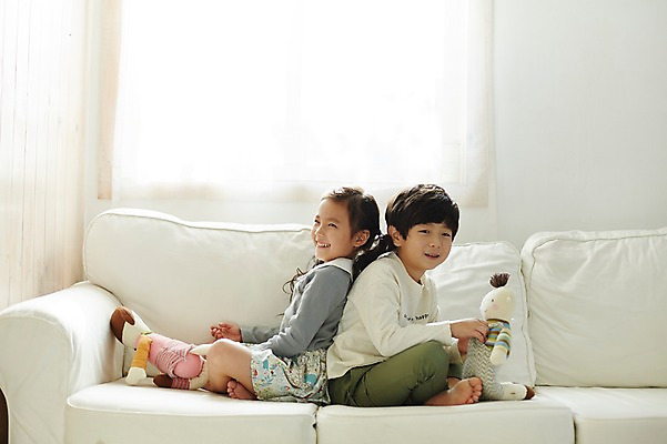 포토 JPG 전신 여자 남자 어린이라이프 어린이 인형 실내 미소 앉기 두명 옆모습 소파 한국인 등맞대기 짝꿍 즐거움 인형놀이 어린이만 국내포토 라이프스타일 감정 뷰포인트 의자 모션 놀이 표정 사람 동양인 내부 친구 파일형식