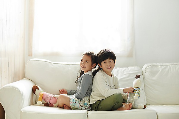 포토 JPG 전신 여자 남자 어린이라이프 어린이 인형 실내 미소 앉기 두명 옆모습 소파 한국인 등맞대기 짝꿍 즐거움 인형놀이 어린이만 국내포토 라이프스타일 감정 뷰포인트 의자 모션 놀이 표정 사람 동양인 내부 친구 파일형식