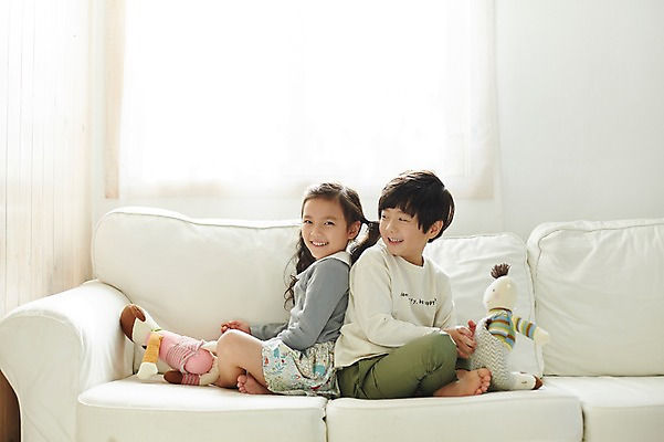 포토 JPG 전신 여자 남자 어린이라이프 어린이 인형 실내 미소 앉기 두명 옆모습 소파 한국인 등맞대기 짝꿍 즐거움 인형놀이 어린이만 국내포토 라이프스타일 감정 뷰포인트 의자 모션 놀이 표정 사람 동양인 내부 친구 파일형식