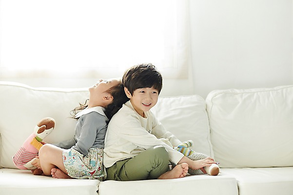 포토 JPG 전신 여자 남자 어린이라이프 어린이 인형 실내 미소 앉기 두명 옆모습 소파 한국인 등맞대기 짝꿍 즐거움 인형놀이 어린이만 국내포토 라이프스타일 감정 뷰포인트 의자 모션 놀이 표정 사람 동양인 내부 친구 파일형식