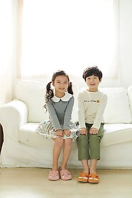 포토 JPG 전신 여자 남자 어린이라이프 어린이 실내 미소 앉기 두명 앞모습 소파 한국인 짝꿍 어린이만 국내포토 라이프스타일 뷰포인트 의자 모션 표정 사람 동양인 내부 친구 파일형식 가구 관계 인종 생활 생활용품 오브젝트