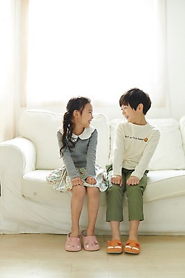 포토 JPG 전신 여자 남자 어린이라이프 어린이 실내 미소 앉기 두명 앞모습 소파 마주보기 한국인 짝꿍 어린이만 국내포토 라이프스타일 뷰포인트 의자 모션 표정 사람 동양인 내부 친구 파일형식 가구 관계 인종 생활 생활용품 오브젝트