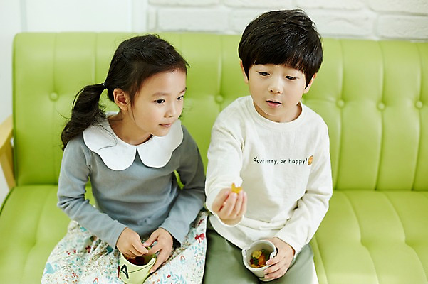 포토 JPG 여자 남자 어린이라이프 어린이 디저트 실내 미소 앉기 상반신 두명 앞모습 소파 한국인 짝꿍 즐거움 젤리 어린이만 국내포토 라이프스타일 감정 음식 뷰포인트 의자 모션 표정 사람 동양인 내부 친구 파일형식 가구 관계 인종 생활 생활용품 오브젝트