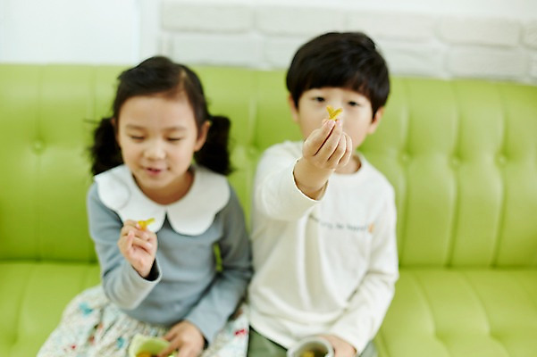 포토 JPG 여자 남자 어린이라이프 어린이 디저트 실내 미소 앉기 상반신 두명 앞모습 소파 한국인 짝꿍 즐거움 젤리 어린이만 국내포토 라이프스타일 감정 음식 뷰포인트 의자 모션 표정 사람 동양인 내부 친구 파일형식