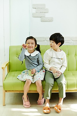 포토 JPG 전신 여자 남자 어린이라이프 어린이 디저트 실내 미소 앉기 두명 앞모습 소파 한국인 짝꿍 즐거움 젤리 어린이만 국내포토 라이프스타일 감정 음식 뷰포인트 의자 모션 표정 사람 동양인 내부 친구 파일형식 가구 관계 인종 생활 생활용품 오브젝트