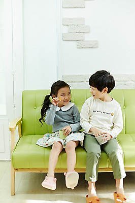 포토 JPG 전신 여자 남자 어린이라이프 어린이 디저트 실내 미소 앉기 두명 앞모습 소파 한국인 짝꿍 즐거움 젤리 어린이만 국내포토 라이프스타일 감정 음식 뷰포인트 의자 모션 표정 사람 동양인 내부 친구 파일형식 가구 관계 인종 생활 생활용품 오브젝트