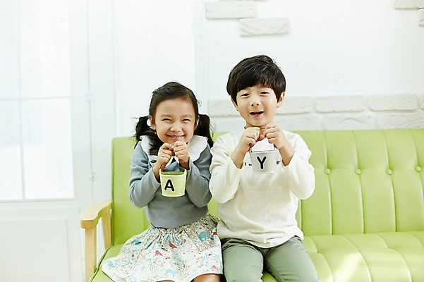 포토 JPG 여자 남자 어린이라이프 어린이 실내 미소 들기 앉기 상반신 두명 앞모습 소파 한국인 짝꿍 즐거움 어린이만 국내포토 라이프스타일 감정 뷰포인트 의자 모션 표정 사람 동양인 내부 친구 파일형식