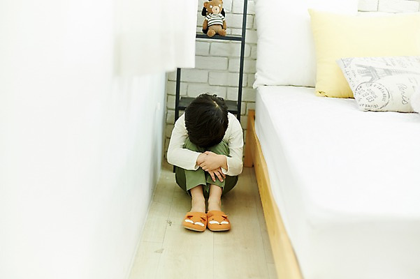 포토 JPG 전신 남자 어린이라이프 어린이 실내 한명 앉기 앞모습 한국인 슬픔 침대 숨기 소년한명만 국내포토 1 라이프스타일 감정 뷰포인트 가구 모션 사람 동양인 내부 남자한명만 소년만 파일형식