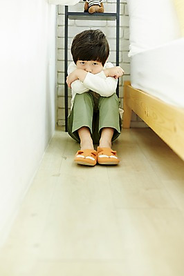 포토 JPG 전신 남자 어린이라이프 어린이 실내 한명 앉기 앞모습 한국인 슬픔 침대 숨기 소년한명만 국내포토 1 라이프스타일 감정 뷰포인트 가구 모션 사람 동양인 내부 남자한명만 소년만 파일형식