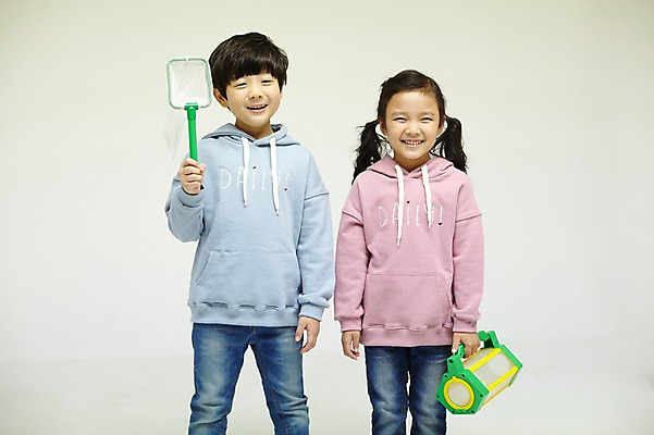 포토 JPG 스튜디오촬영 여자 남자 어린이라이프 어린이 실내 서기 미소 들기 상반신 두명 앞모습 한국인 짝꿍 즐거움 채집망 채집통 어린이만 국내포토 라이프스타일 감정 뷰포인트 모션 통 표정 사람 동양인 내부 친구 파일형식