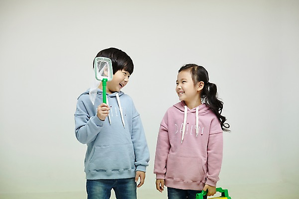 포토 JPG 스튜디오촬영 여자 남자 어린이라이프 어린이 실내 서기 미소 들기 상반신 두명 앞모습 한국인 짝꿍 즐거움 채집망 채집통 어린이만 국내포토 라이프스타일 감정 뷰포인트 모션 통 표정 사람 동양인 내부 친구 파일형식