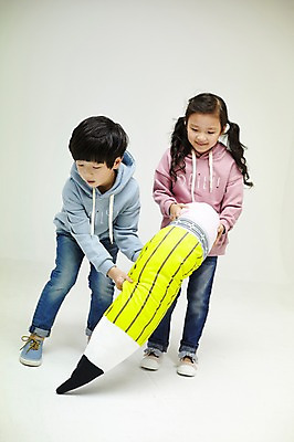포토 JPG 스튜디오촬영 전신 여자 남자 어린이라이프 어린이 실내 서기 들기 두명 연필 한국인 짝꿍 즐거움 어린이만 국내포토 라이프스타일 감정 모션 학용품 사람 동양인 내부 친구 필기구 파일형식 관계 문구용품 인종 생활 오브젝트