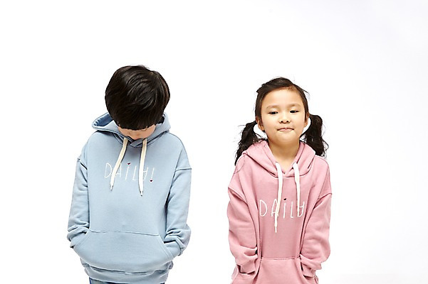 포토 JPG 스튜디오촬영 여자 남자 어린이라이프 어린이 실내 서기 상반신 두명 앞모습 한국인 짝꿍 어린이만 국내포토 라이프스타일 뷰포인트 모션 사람 동양인 내부 친구 파일형식 관계 인종 생활