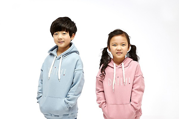 포토 JPG 스튜디오촬영 여자 남자 어린이라이프 어린이 실내 서기 상반신 두명 앞모습 한국인 짝꿍 어린이만 국내포토 라이프스타일 뷰포인트 모션 사람 동양인 내부 친구 파일형식