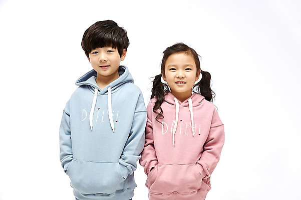 포토 JPG 스튜디오촬영 여자 남자 어린이라이프 어린이 실내 서기 상반신 두명 앞모습 한국인 짝꿍 어린이만 국내포토 라이프스타일 뷰포인트 모션 사람 동양인 내부 친구 파일형식 관계 인종 생활