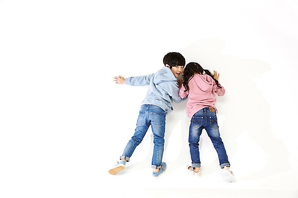 포토 JPG 스튜디오촬영 전신 여자 남자 어린이라이프 어린이 장난 실내 서기 두명 뒷모습 한국인 짝꿍 즐거움 어린이만 국내포토 라이프스타일 감정 뷰포인트 모션 사람 동양인 내부 친구 파일형식 관계 인종 생활