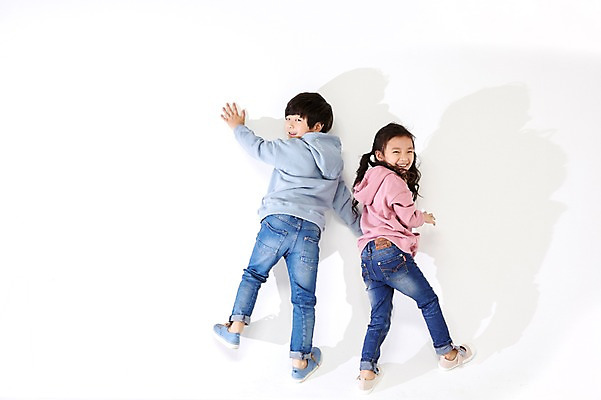 포토 JPG 스튜디오촬영 전신 여자 남자 어린이라이프 어린이 장난 실내 서기 두명 뒷모습 한국인 짝꿍 뒤돌아보기 즐거움 어린이만 국내포토 라이프스타일 감정 뷰포인트 모션 사람 동양인 내부 친구 파일형식