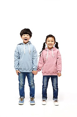 포토 JPG 스튜디오촬영 전신 여자 남자 어린이라이프 어린이 실내 서기 미소 두명 앞모습 손잡기 다정 한국인 짝꿍 즐거움 어린이만 국내포토 라이프스타일 감정 뷰포인트 컨셉 모션 표정 사람 동양인 내부 친구 파일형식