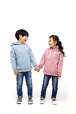 포토 JPG 스튜디오촬영 전신 여자 남자 어린이라이프 어린이 실내 서기 미소 두명 앞모습 손잡기 다정 한국인 짝꿍 즐거움 어린이만 국내포토 라이프스타일 감정 뷰포인트 컨셉 모션 표정 사람 동양인 내부 친구 파일형식