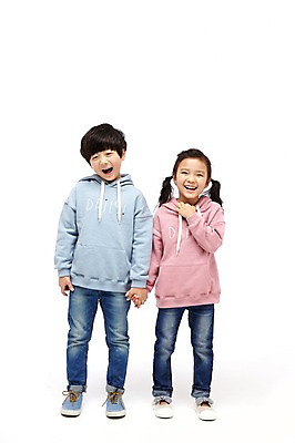 포토 JPG 스튜디오촬영 전신 여자 남자 어린이라이프 어린이 실내 서기 미소 두명 앞모습 손잡기 다정 한국인 짝꿍 즐거움 어린이만 국내포토 라이프스타일 감정 뷰포인트 컨셉 모션 표정 사람 동양인 내부 친구 파일형식