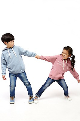 포토 JPG 스튜디오촬영 전신 여자 남자 어린이라이프 어린이 실내 서기 미소 두명 앞모습 손잡기 다정 한국인 짝꿍 즐거움 어린이만 국내포토 라이프스타일 감정 뷰포인트 컨셉 모션 표정 사람 동양인 내부 친구 파일형식 관계 인종 생활