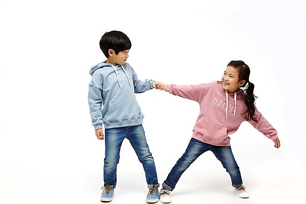 포토 JPG 스튜디오촬영 전신 여자 남자 어린이라이프 어린이 실내 서기 미소 두명 앞모습 손잡기 다정 한국인 짝꿍 즐거움 어린이만 국내포토 라이프스타일 감정 뷰포인트 컨셉 모션 표정 사람 동양인 내부 친구 파일형식 관계 인종 생활