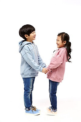 포토 JPG 스튜디오촬영 전신 여자 남자 어린이라이프 어린이 실내 서기 미소 두명 옆모습 마주보기 손잡기 다정 한국인 짝꿍 즐거움 어린이만 국내포토 라이프스타일 감정 뷰포인트 컨셉 모션 표정 사람 동양인 내부 친구 파일형식